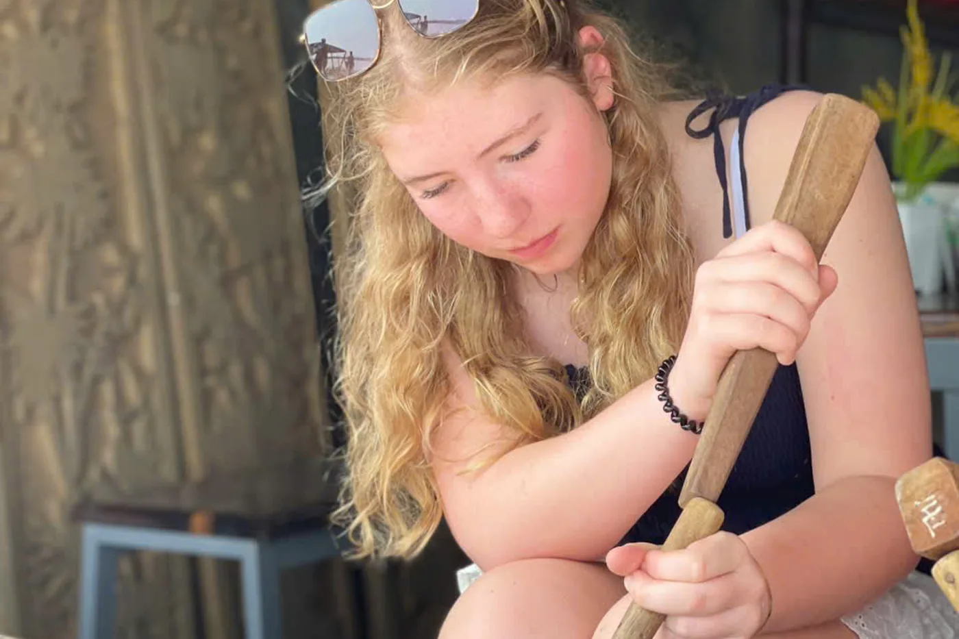 Kim Bồng carpentry wood carving girl DDTravel Hội An
