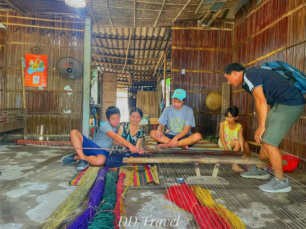 Mat weaving village experience Hoi An Vespa tour DDTravel
