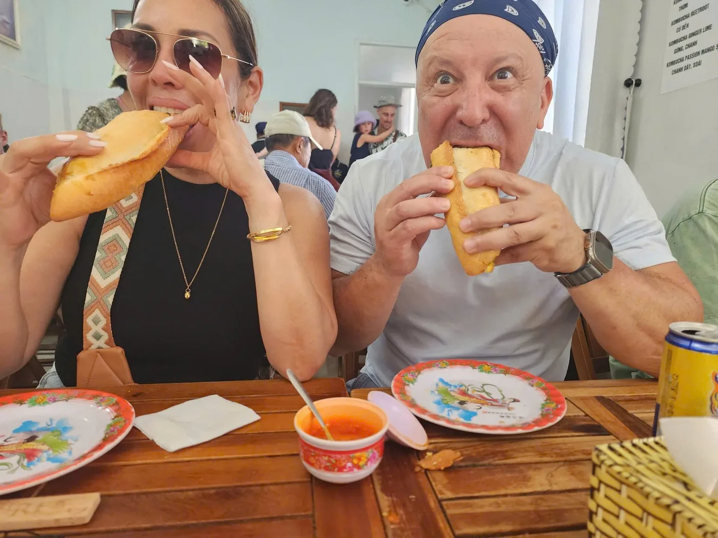 Couple eating Banh Mi street food Hoi An tour DDTravel