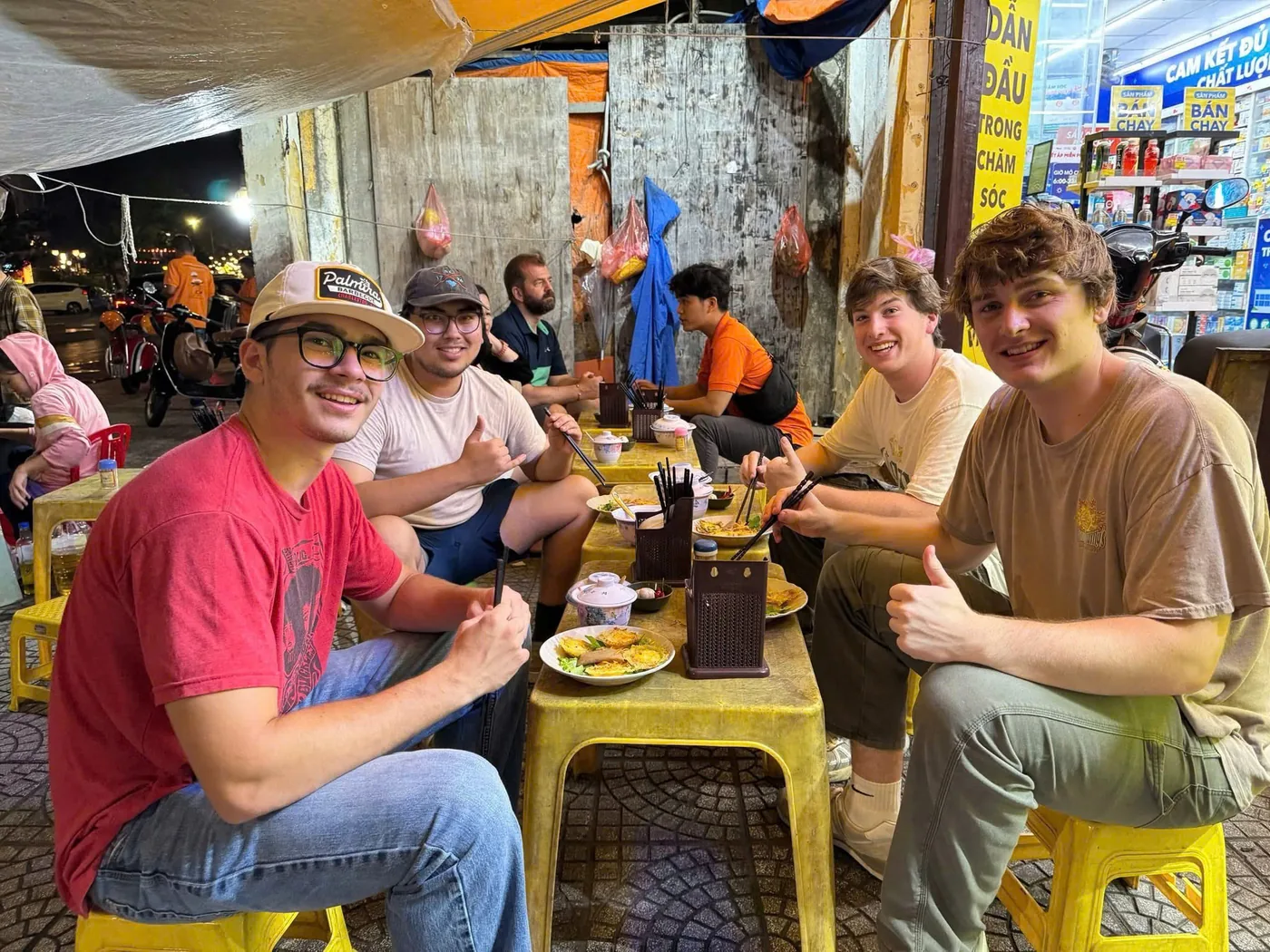 Friends at street stall Hoi An night food tour DDTravel