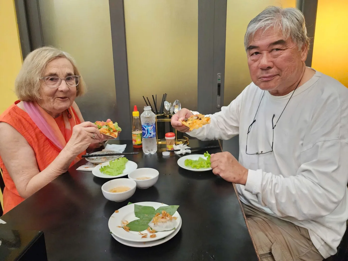 White Rose Banh Vac couple enjoying Hoi An street food tour DDTravel