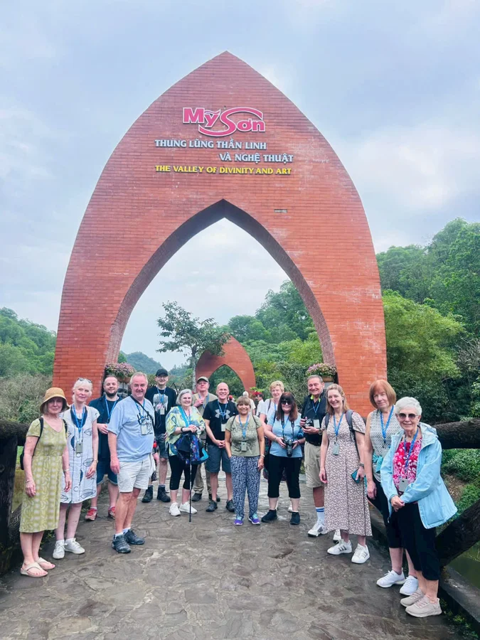 Group vintage Vespa My Son tour Hoi An DDTravel