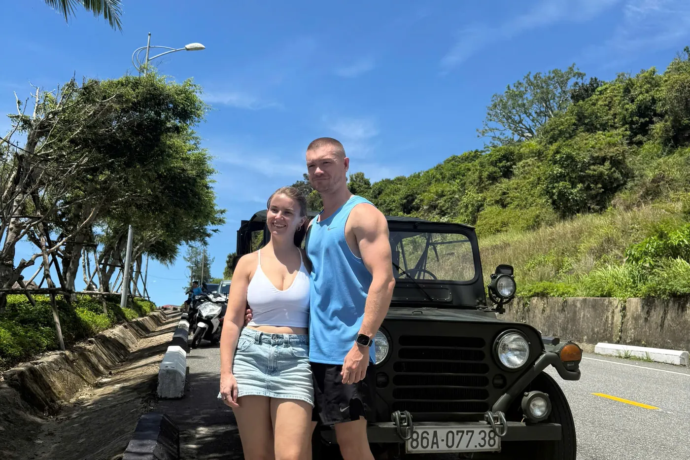 Couple posing with Jeep Son Tra coastal road DDTravel